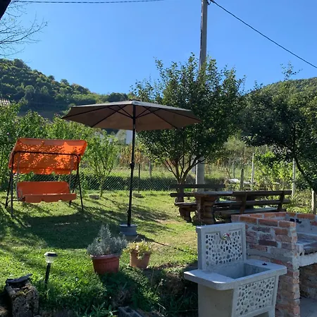 Vikendica Zute Dunje * ヤイツェ