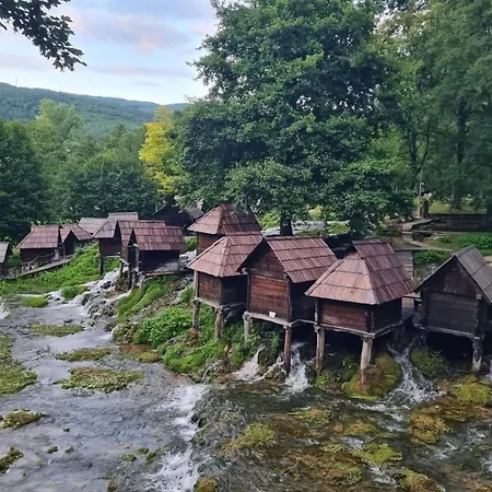 Vikendica Zute Dunje ヤイツェ